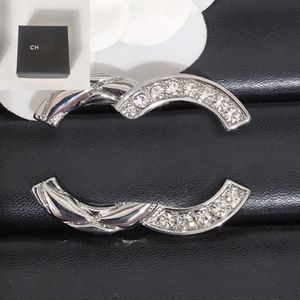 Nouveaux styles marques de créateurs broches Lettre de conception Bijoux Broche en cristal plaqué d'or 18K