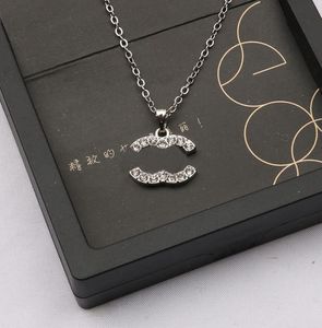 Nouveaux Styles Designer Pendentif Colliers pour Femmes Fille Marque Lettre Médaillon Collier Chaînes Cristal 18K Argent Plaqué Or Bijoux De Mariage En Gros