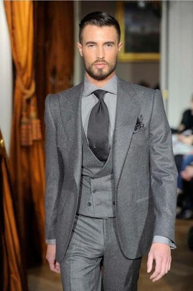 Nouveau Design élégant One Button Grey Wedding Tuxedos Peak Lapel Groomsmen Hommes Dîner Blazer Costumes (Veste + Pantalon + Gilet + Cravate) 494