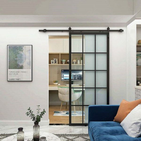 Interior elegante con marco de acero negro, panel francés, puerta de granero, losa deslizante de vidrio templado transparente, moderna