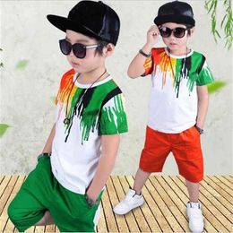 Nieuwe Summer Boys Clothing Set Casual hiphop streep kleurrijke t-shirt broek 2 stks pak kleuterschoolprestaties kinderkleding 210326