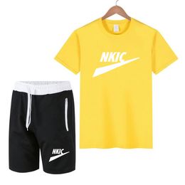 Nieuwe zomerse mode heren tracksuits stuk ademende fit t -shirt sport pak casual cool set merk logo print