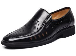 NOUVEL été Dernières chaussures habillées Groom Hommes respirant évider chaussures en cuir PU pour hommes Trou trou sandales en cuir Grande taille 38-44 AXX122