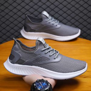 Nouvelles chaussures d'été pour hommes Chaussures en maille Chaussures de sport et décontractées Chaussures en maille Chaussures de travail noires Petites chaussures blanches Chaussures pour hommes moyens et jeunes