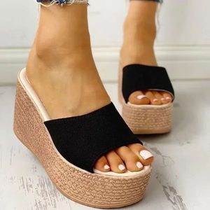 Nieuwe zomer peep-toe vrouw met hoge hakken platfrom schoenen glijbanen casual wiggen voor vrouwen hoge sandalen