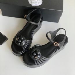 Nieuwe zomersandalen pantoffels ontwerpers sandalen beroemde designer dames Klassieke camelia's Lijnbandsandalen Platte dia's Slippers leer Outdoor Loafers Strandkleding