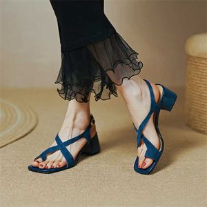 Nouvelle sandale d'été femmes en cuir souple talons épais sandales à bout croisé pour femmes mode fée Style moyen chaussures élégantes 240228