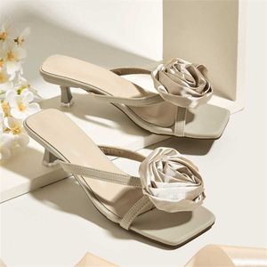Nouvelle sandale d'été femmes orteil tongs avec talons hauts Floral carré mince pour femmes élégantes sandales 240228