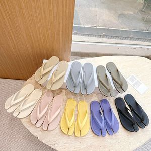 Nieuwe Zomer Tabi Flip-Flops Slippers Sandalen Rubberen zool hoge kwaliteit mode Casual V-vormige ins schoenen Voor Vrouwen luxe ontwerpers fabriek schoeisel Maat 35-40