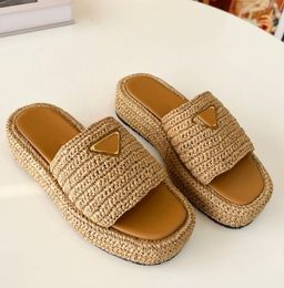 Sandalia de paja de la plataforma de las nuevas mujeres de verano hechas de paja de la paja de italicias mulas de hebilla de hebilla gruesas tacones tallados toboganes beige negros whi 2194