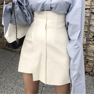 Falda de cuero de las mujeres de verano PU cuero negro blanco cintura alta falda asimétrica corta mujer mini faldas ropa femenina 210315