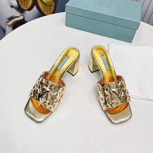 Nuevas zapatillas de tacón grueso para mujer patrón de triángulo tridimensional decoración diseñador estilo mula calle estilo zapatos de baile ropa de moda diaria caja de regalo a juego