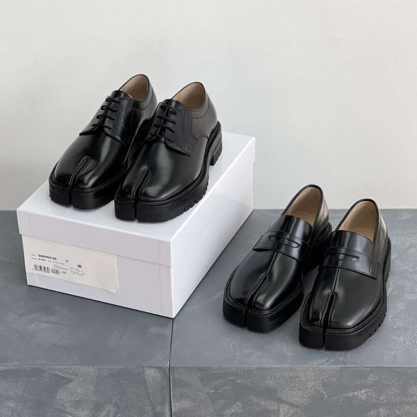 Nouveaux mocassins à orteils divisés à semelles épais, à la mode noire des pieds de porc de style britannique authentique petites chaussures en cuir, confortables