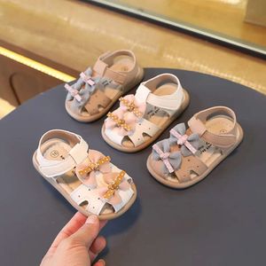 Nouveaux filles pour les tout-petits 2024 Enfants d'été Sandales plage plates Fashion Kids Chaussures de marche Princesse Double Bowknot Toe couverte
