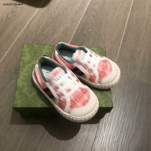 Nieuwe peuterschoenen gestreepte lintontwerp babyschoenen maat 20-25 doos verpakking kinderen ontwerper schoen rode logo print baby wandelschoen 24may