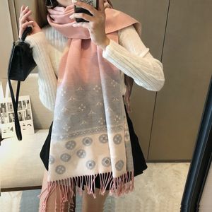 NIEUWE TOP FASE V Designer Scarf Winter 100% Cashmere Scarf Women Dikke sjaalontwerpers sjaal Warm Long Fringe Pashmina sjaal Jacquard gebreide ontwerpers