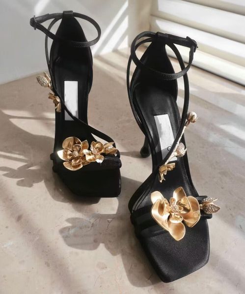 Nouveau Top Marque De Luxe Femmes Zea Noir Satin Sandales Chaussures Avec Des Fleurs En Métal Doré Bout Carré Talon Haut Fête De Mariage Dame Gladiateur Talons Sandalias EU35-41 Avec Boîte