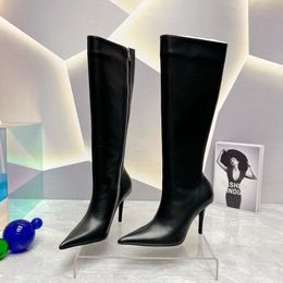 Nouvelles bottes décoratives de genou de sorcière de qualité supérieure Bout pointu Talons aiguilles Semelle en cuir de veau Bottines de luxe pour femmes Chaussures de fête Chaussures d'usine Taille 35-41 boîte