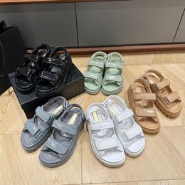 Nieuwe casual platform-flatsandalen van topkwaliteit met open tenen Vakantiestijl Leren strandschoenen met dikke zolen Lettergesp Luxe designersandalen voor dames