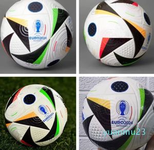 NOUVEAU TOP QUALO EURO CupSoccer Ball Uniforria Finale finale Kiev Pu Balls Granules Football résistant aux glissières