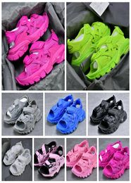 Nouvelle piste Sandales Plateforme Fashion Hommes Femmes pour hommes Sneakers Slippers Pink Blanc Black Blue Slides plage Chaussures décontractées Fot