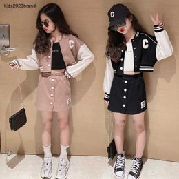 Nuevo Chándal marrón para chicas de béisbol, conjunto de falda acampanada con botones de retales para adolescentes, Top corto negro, chaqueta Bomber universitaria, ropa