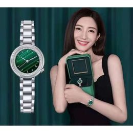 Reloj verde pequeño de la familia Luo, transmisión en vivo de nueva tendencia, esfera con textura de piedra de guisante, reloj versátil para mujer