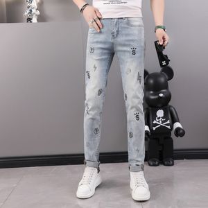 Nieuwe trend Men jeans geborduurd Rhinestone modeontwerp man potloodbroek slank fit hoge kwaliteit veelzijdige broek streetwear denim broek 28-36