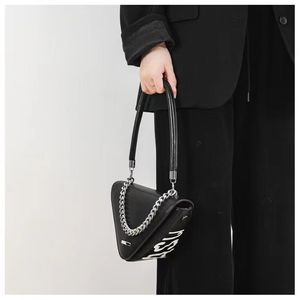 Nouveau sac à bandoulière pour femmes à la mode personnalité tendance lettre une épaule triangle sac à main