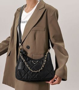 Nouveau sac de marque Triangle tout-Match sous les bras Hobo tissu en Nylon texturé épaule chaîne à bandoulière pour les femmes