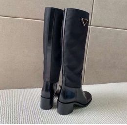 Neue dreieckige getäfelte kniehohe Stiefel aus hochwertigem Nylon mit klobigem Blockabsatz und hoher Ledersohle. Damen-Luxusdesigner, modische Party-Kleiderschuhe, Fabrikschuhe8668