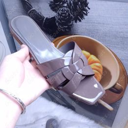 Nieuw eerbetoon aan geweven lederen muilezel Sandalen Slippers met platte hakken open teen dames Luxe designer lakleren buitenzool Casual schoenen Fabrieksschoeisel