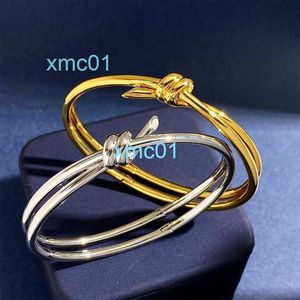 Nouveau bracelet à nœuds de la famille TTT pour les femmes avec une surface lisse à double couche et un design INS minimaliste croix tordue par Yang Mi