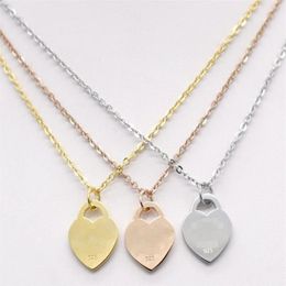 Nouveau design Unique femmes bijoux titane acier excellente qualité pendentif collier T coeur amour colliers GD1181261L