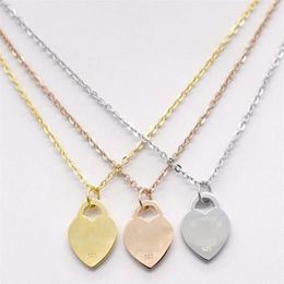 Nouveau design Unique femmes bijoux titane acier excellente qualité pendentif collier T coeur amour colliers GD11812512