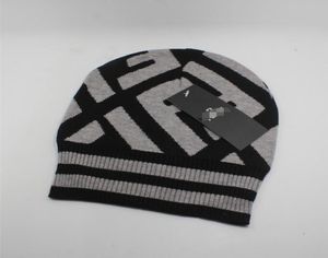 Nieuwe unisex wintermerken flhens beanie motorkap vrouwen casual wollen breien hiphop gorros pompom schedel poten haarbal buitenhoeden3103956