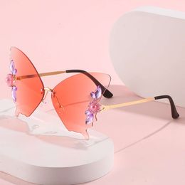 Nuovi occhiali da sole da donna a forma di farfalla personalizzati resistenti ai raggi UV con lenti a colori che cambiano gradualmente Occhiali stile inserto senza cornice