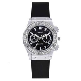 Nouvelle entreprise polyvalente Diamond Diamond Wristwatch Fashionable Unisex Fashion Watch Silicone Tape confortable