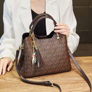 Nouveau polyvalent en cuir véritable femmes d'âge moyen magnifique sac à main bandoulière grand sac 2024 78% de réduction sur le magasin en gros