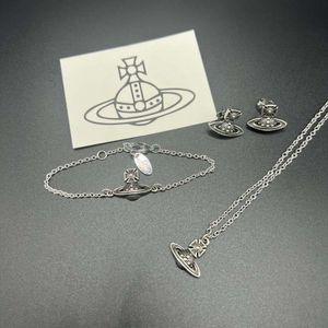 Nieuwe Vivian Western Earnail Ketting Armband Saturn Set Art Pearl Zwart Zilver Set Vivian sieraden