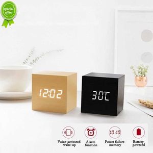 Nieuwe spraakgestuurde elektronische digitale wekker Creatieve LED Luie houten klok Datum Temperatuurklok Kleine kubus Kunstklok