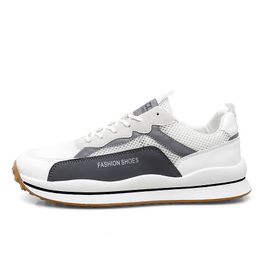 Nuevos zapatos para hombres de diseñador de caminata Mal de verano Sports Sports Sports Versión coreana Tendencia de los zapatos de diseño de malla casual de malla blanca.