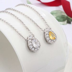 Nouveau collier en diamant complet pour femmes, pendentif en forme de coeur diamant de luxe léger, charme polyvalent et personnalisé, chaîne de cols pour femmes