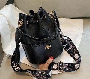 Nouveau sac à bandoulière de célébrité du web avec large bandoulière et seau pour sacs pour femmes en été