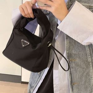 Sac à main en tissu Nylon avec étiquette triangulaire, nouveau Style occidental, chaîne noire Cool, nouveau Design à la mode 2024, 78% de réduction sur le magasin, vente en gros