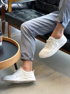 Nieuwe witte lederen eenvoudige, veelzijdige casual leren schoenen voor heren Europese stationbordschoenen Effen kleur Kleine witte schoenen Lage modeschoenen