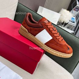 New White Shoes Sneakers Stud Trainer Vlogoo 2024 Flat Bottom Geothe Great Cuir polyvalent Little Designer Womens Loisking Sports Couple Valentyno Board 42HR