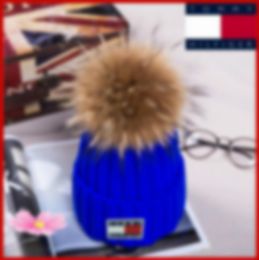 NOUVEAU hiver tricoté véritable chapeau de fourrure femmes épaissir bonnets avec 15 cm réel fourrure de raton laveur pompons chaud fille casquettes snapback pompon beanie Hat3259450