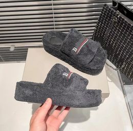 Nuevas zapatillas de felpa de invierno Zapatillas negras de diseñador para mujer Zapatillas mullidas cálidas de suela gruesa Moda casual para el hogar zapatillas de mujer al aire libre bordado con letras