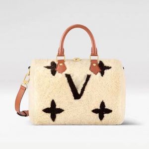 Nieuwe Winter Teddybeer Luxe Sneldrogende Tas Designer draagtas Vrouwen Casual Reizen Crossbody Kussen Tas Pluche Schoudertas Portemonnee Reizen Wollen Handtas